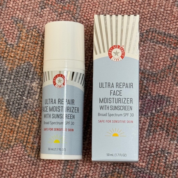 FIRST AID BEAUTY · ULTRA REPAIR FACE MOISTURIZER W/SPF - Picture 3 of 5